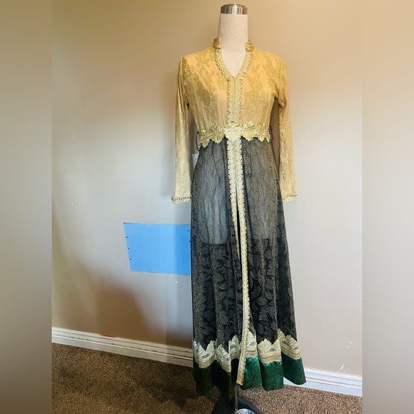 Beautiful Arabian kaftan gold, green and black dress, matching pants - Picture 4 of 16